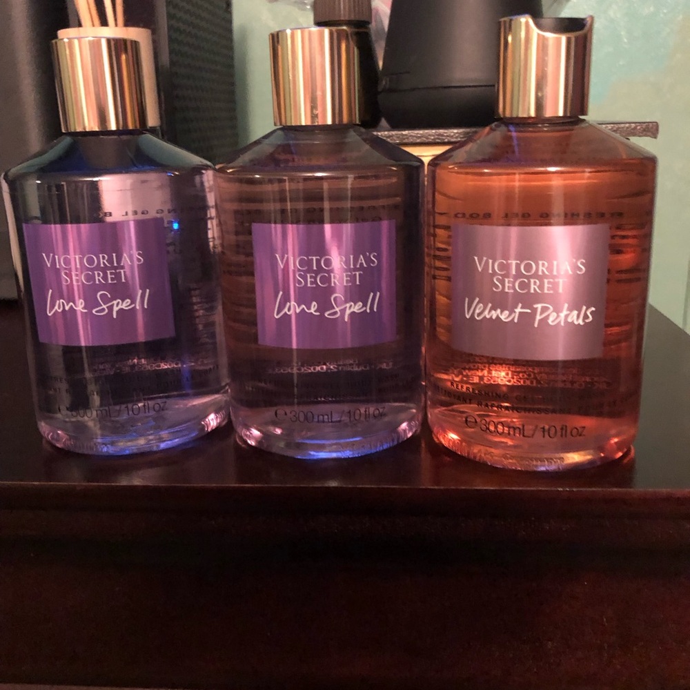 Victoria's Secret 1 Velvet Petals and 2 Love Spell Body Wash Set - Picture 2 of 3